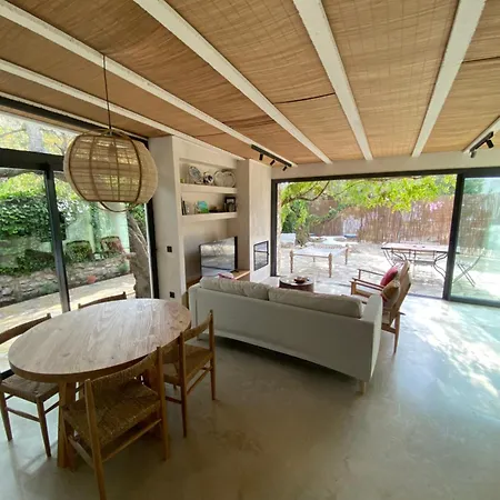 בית נופש Bond Village *
