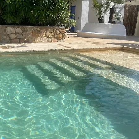 בית נופש Bond Village *
